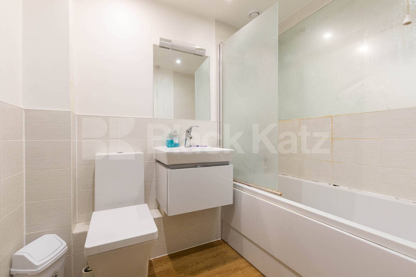 Modern 2 bedroom 2 bathroom property with large balcony  Mildmay Avenue , Newington Green 